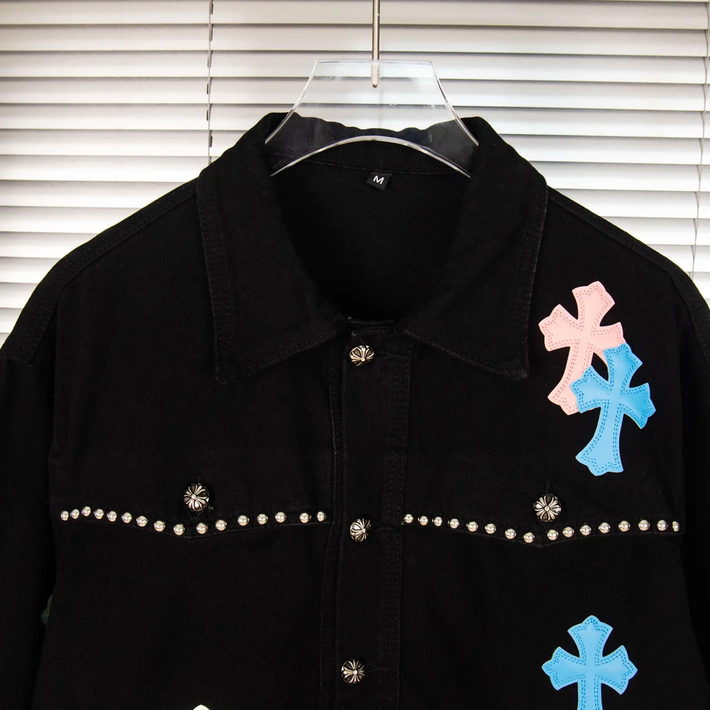 P280 Chrome Hearts Chrome Hearts heavy-duty denim jacket with rivets and multiple farts. The same model as the Internet celebrity star. The cross-printed denim jacket has a unique cross design element and is full of design. It is made of 100% denim cotton fabric with heavy coarse yarn count, which ensures a stiff and tough silhouette while being soft, comfortable and breathable. The lapel is designed with silver buttons and is full of texture. The classic white cross logo is all over the dress, making it a perfect versatile style for spring and summer! The original loose version is made of high-quality pure cotton fabrics. The fabric pattern is high-definition and delicate without burrs. It is comfortable and breathable to wear. All the buttons are molded and customized. It is casual and fashionable and can be matched with any bottoms. It can be windproof and sunproof in spring and summer. It can be worn outside in autumn and winter! Easily concave shape makes you look slimmer and taller, perfect for both men and women! Style number: 1764# Color: Black Size: S M L XL